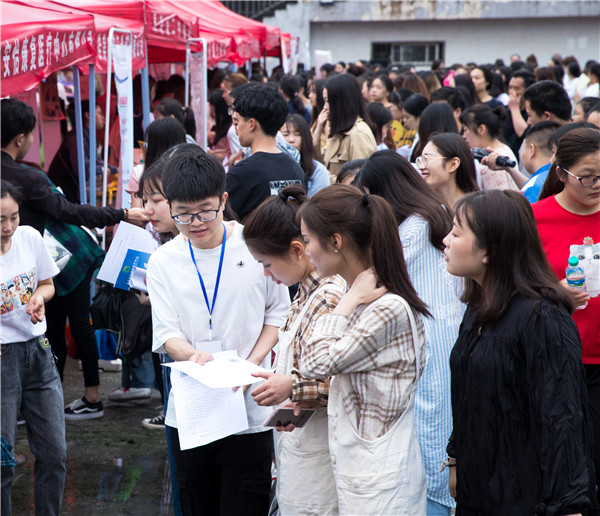 宜春市2019年高校毕业生供需洽谈会在我校举行